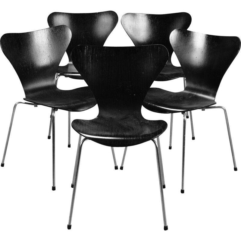 Set of 5 vintage chairs for Fritz Hansen in wood and black metal