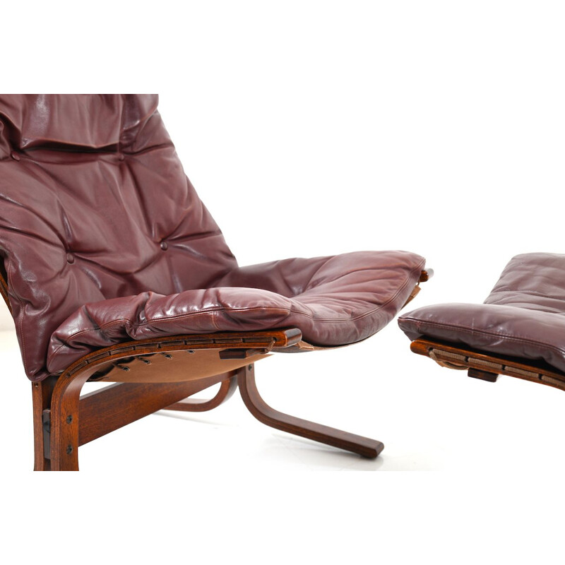 Paire de fauteuils en cuir bordeaux par Ingmar Relling