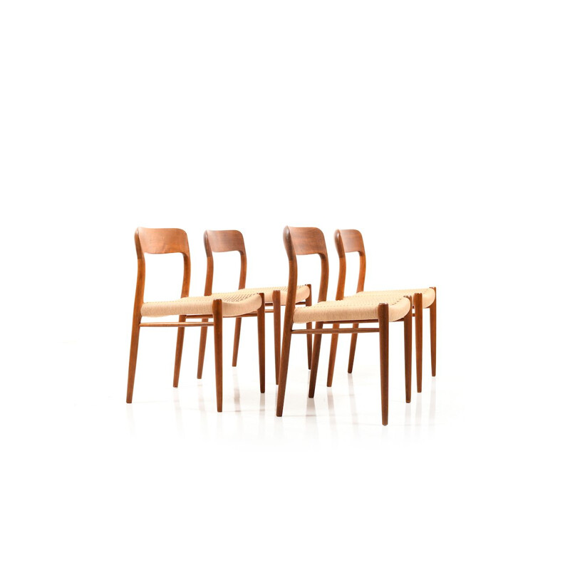 Suite de 4 chaises en teck par Niels O. Moller