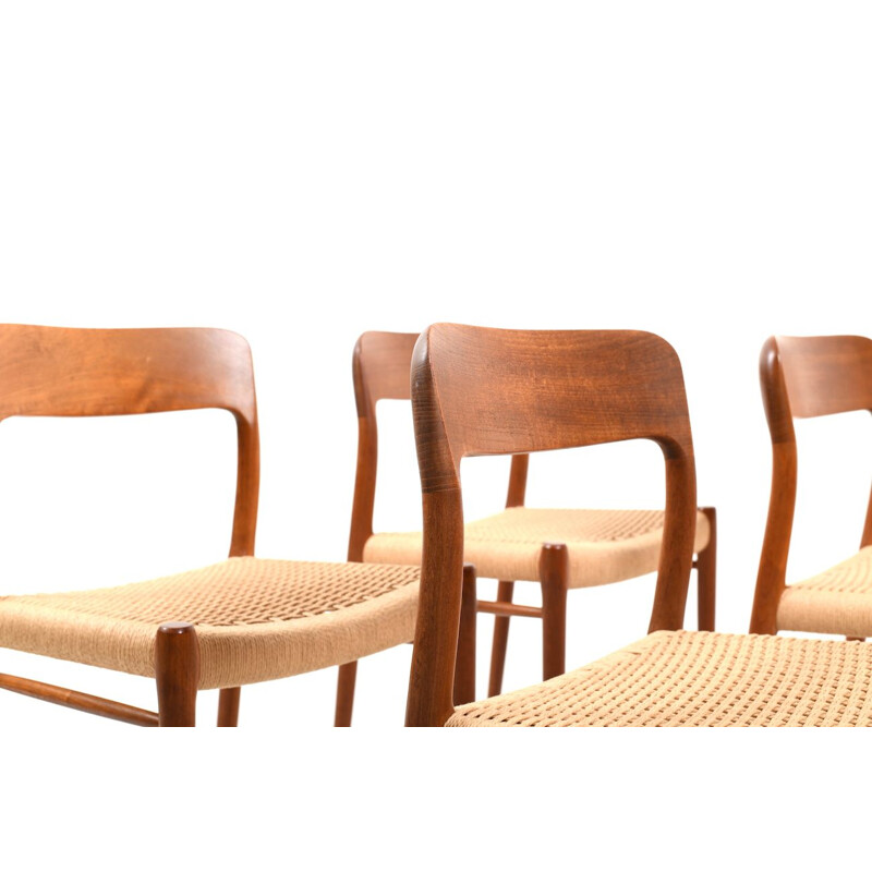 Suite de 4 chaises en teck par Niels O. Moller