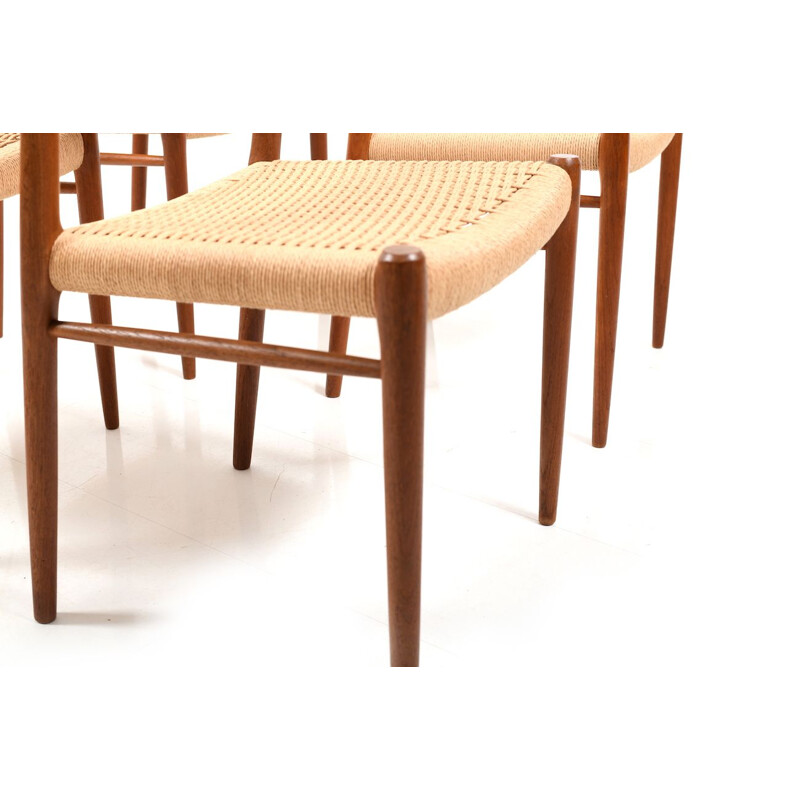 Suite de 4 chaises en teck par Niels O. Moller