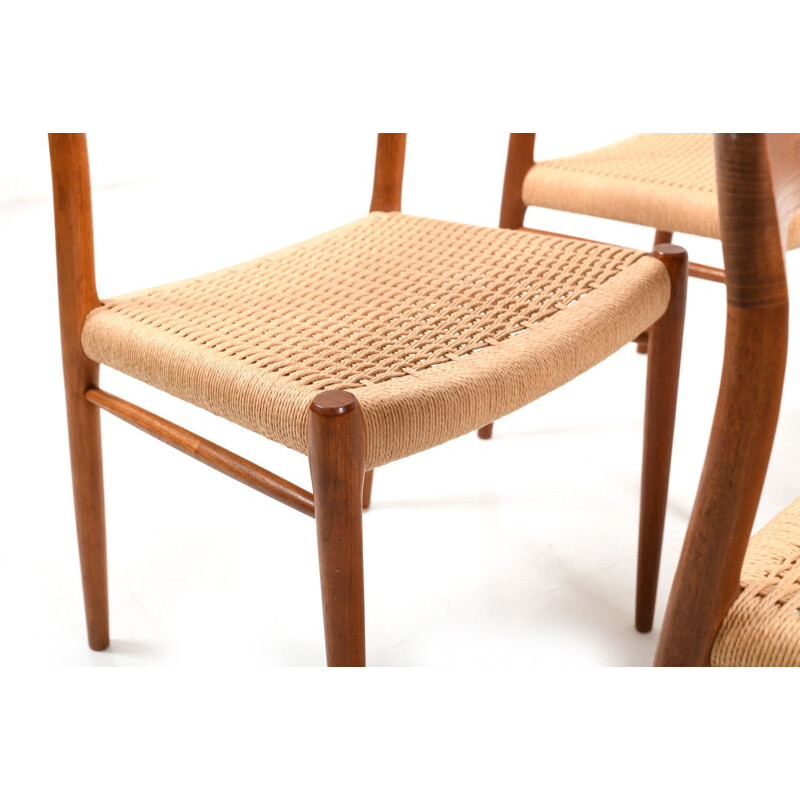 Suite de 4 chaises en teck par Niels O. Moller