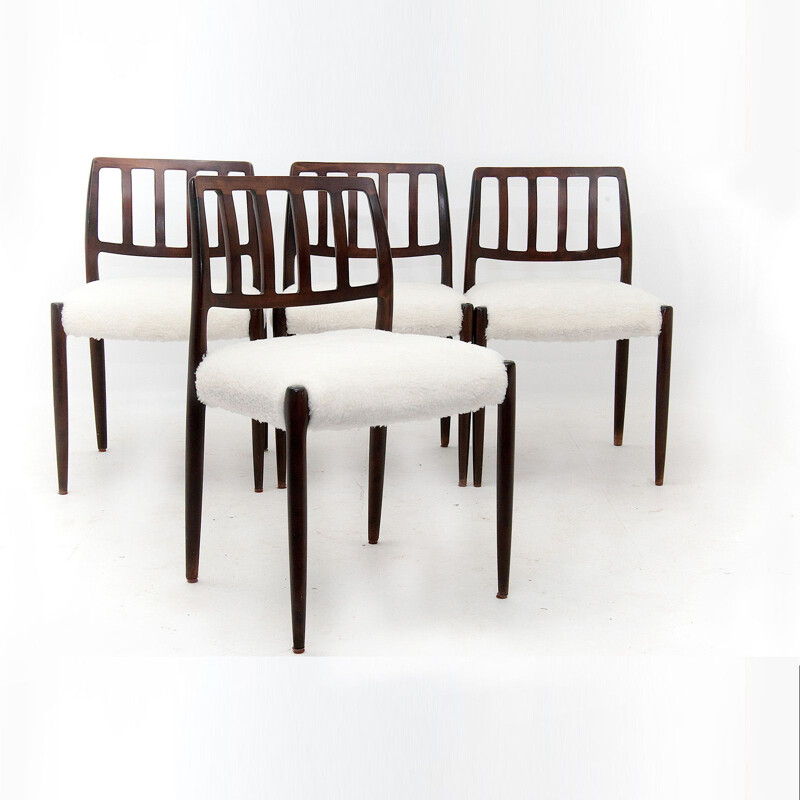 Suite de 4 chaises blanches en teck par Niels O. Moller