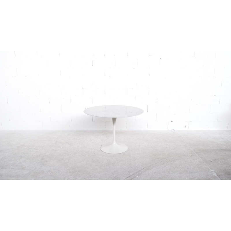 Tulip table by Eero Saarinen for Knoll International