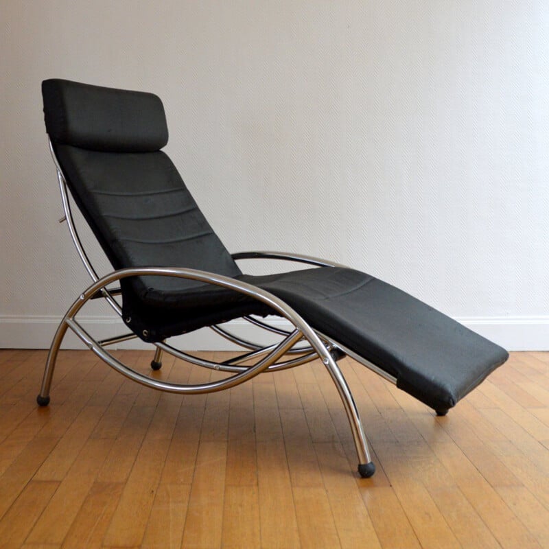 Vintage lounge chair in metal