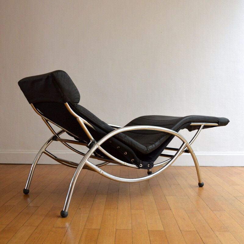 Vintage lounge chair in metal