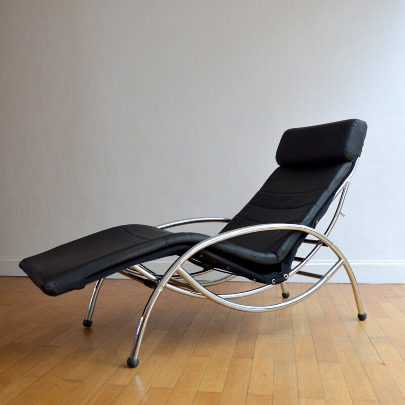 Vintage lounge chair in metal