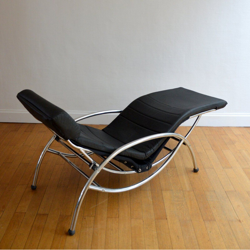 Vintage lounge chair in metal