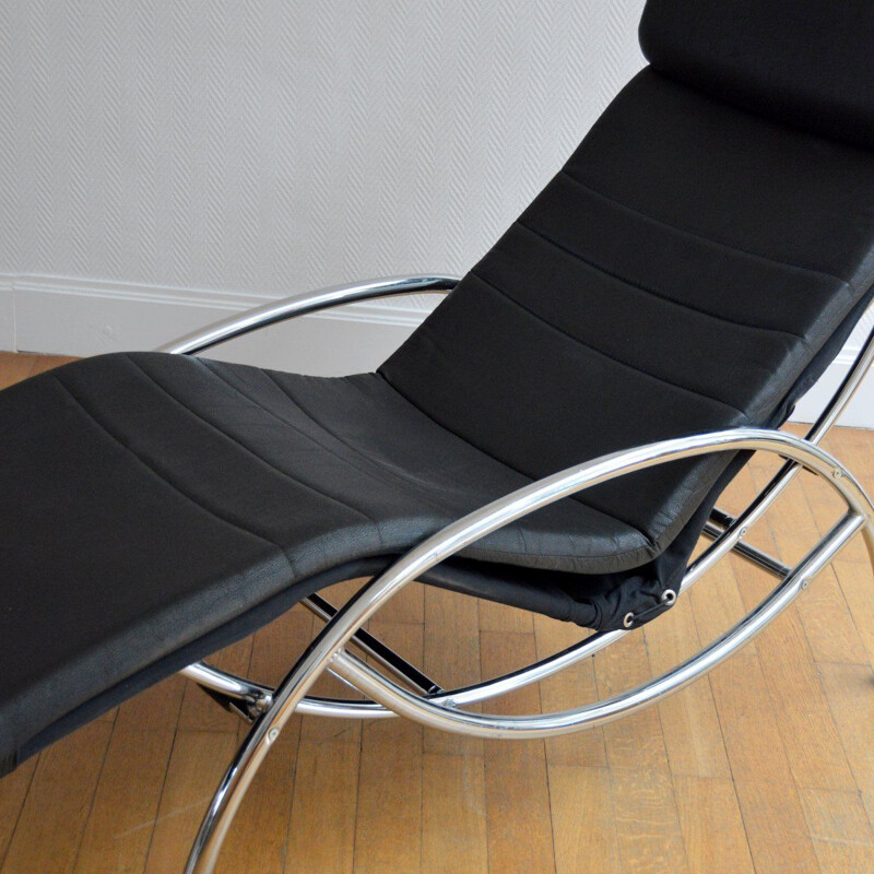 Vintage lounge chair in metal