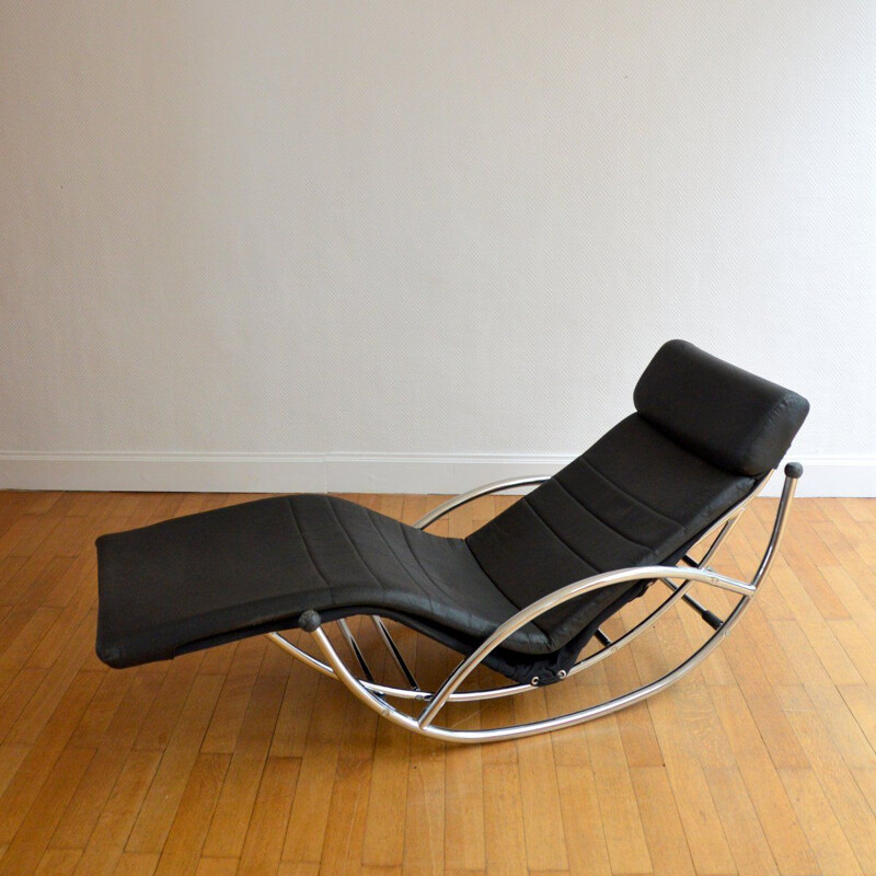 Vintage lounge chair in metal