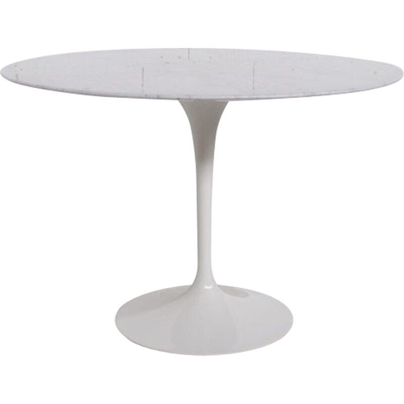 Tulip table by Eero Saarinen for Knoll International