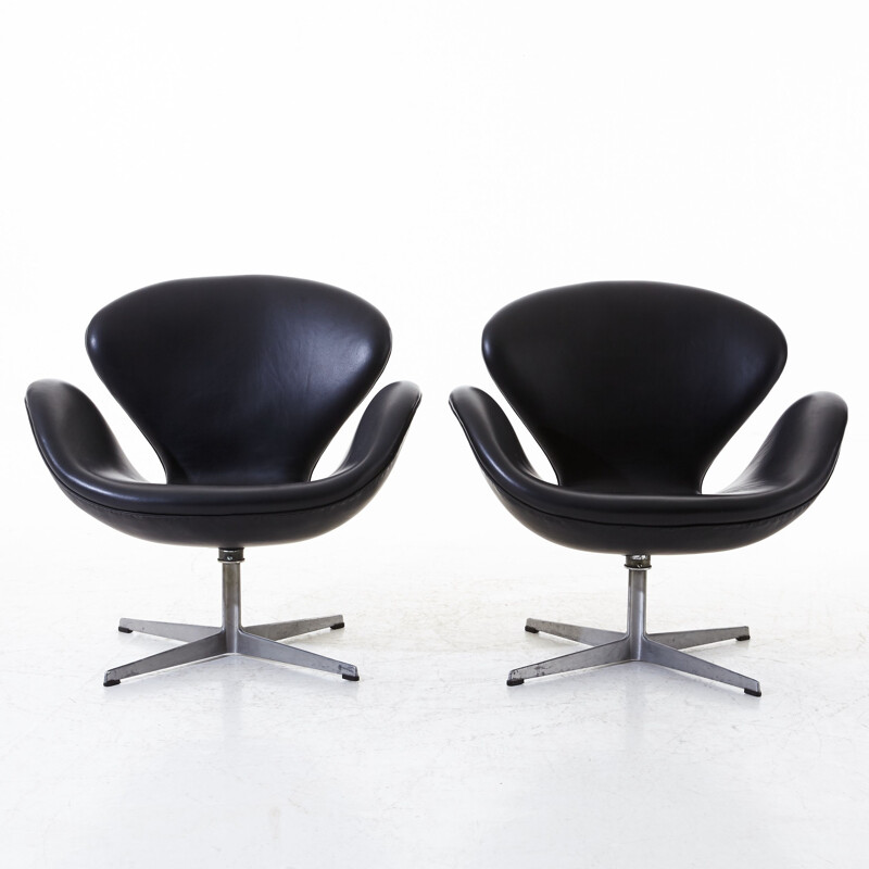 Paire de fauteuils vintage Swan noir, Arne Jacobsen pour Fritz Hansen