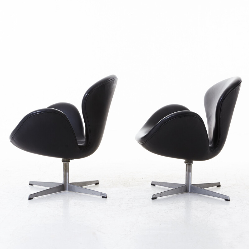 Set of 2 black Swan Chairs by Arne Jacobsen for Fritz Hansen 