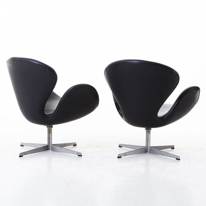 Paire de fauteuils vintage Swan noir, Arne Jacobsen pour Fritz Hansen