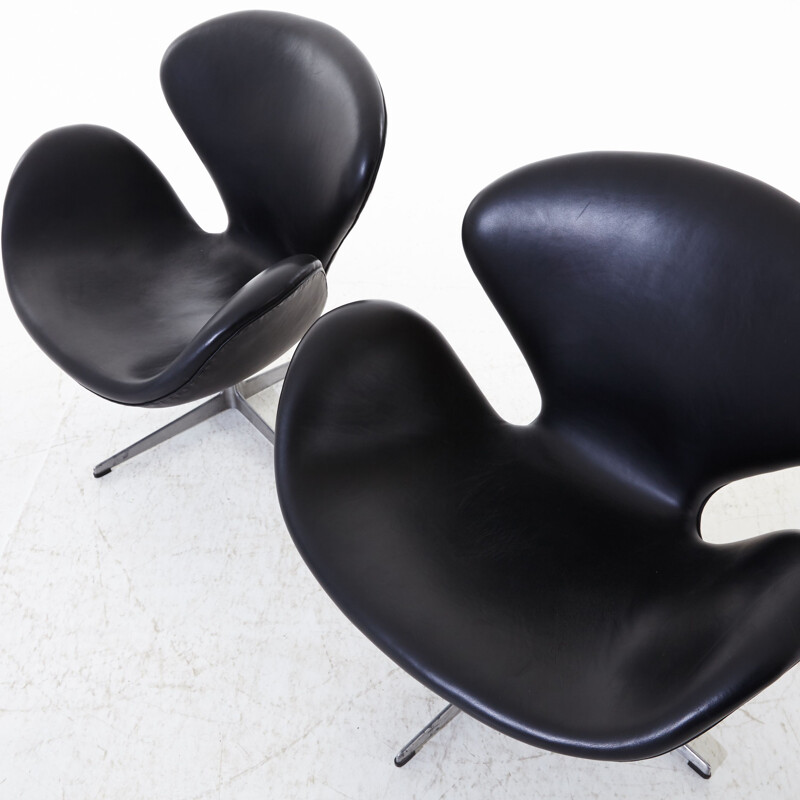 Set of 2 black Swan Chairs by Arne Jacobsen for Fritz Hansen 