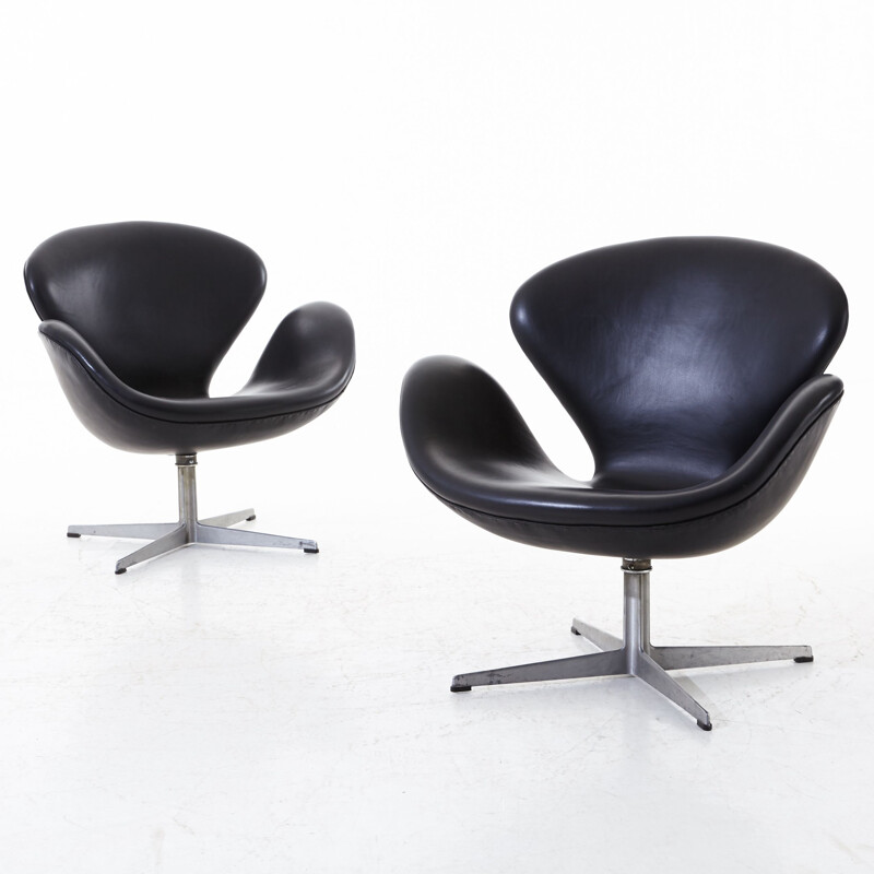 Paire de fauteuils vintage Swan noir, Arne Jacobsen pour Fritz Hansen