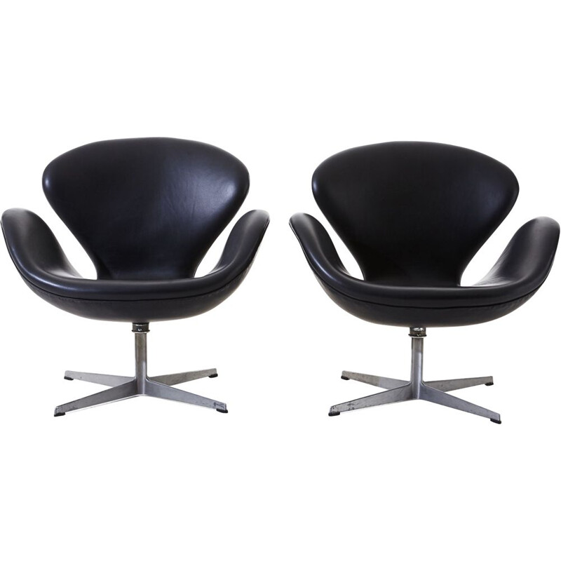 Paire de fauteuils vintage Swan noir, Arne Jacobsen pour Fritz Hansen