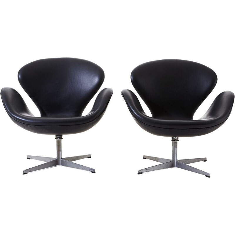 Set of 2 black Swan Chairs by Arne Jacobsen for Fritz Hansen 