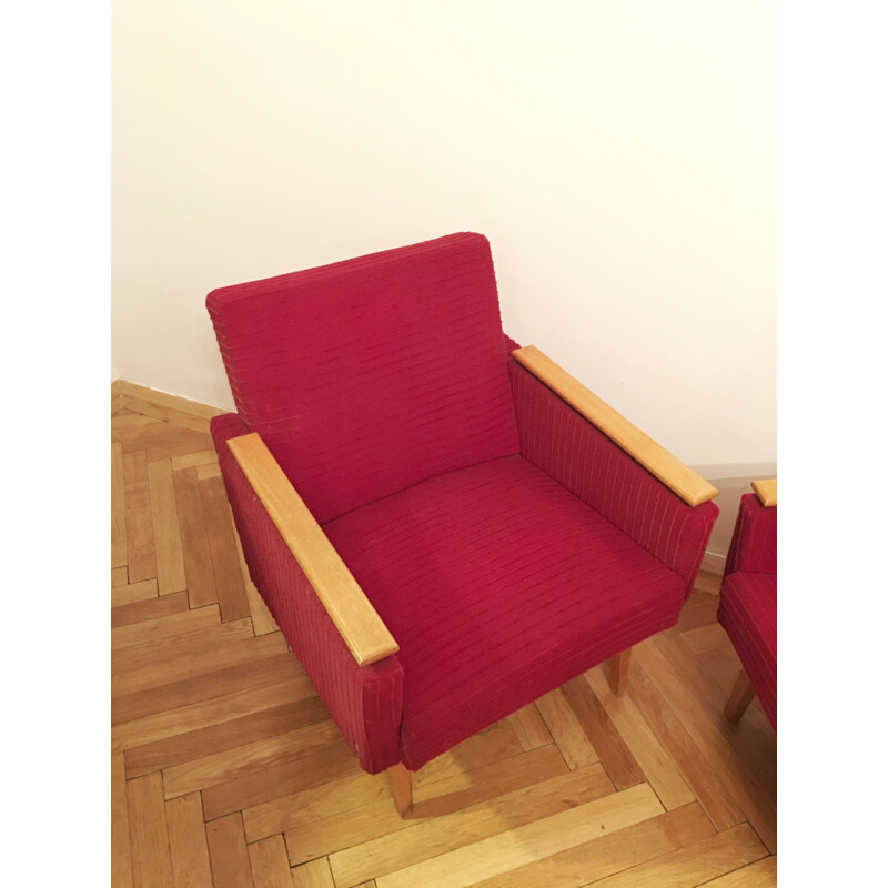 Paire de fauteuils rouges en tissu