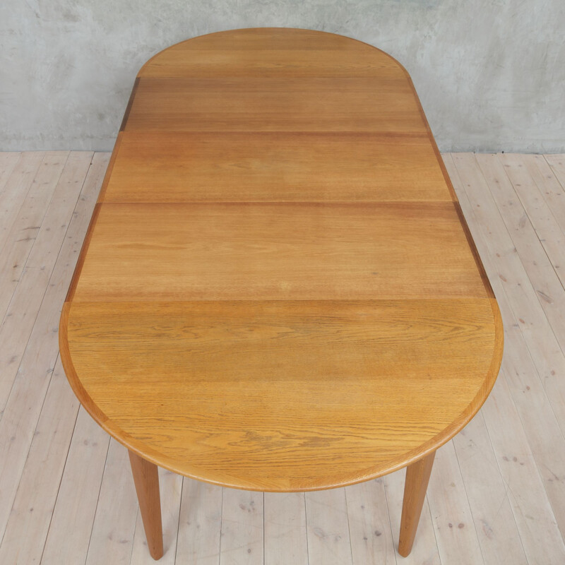 Oak extendable table by Henning Kjaernulf