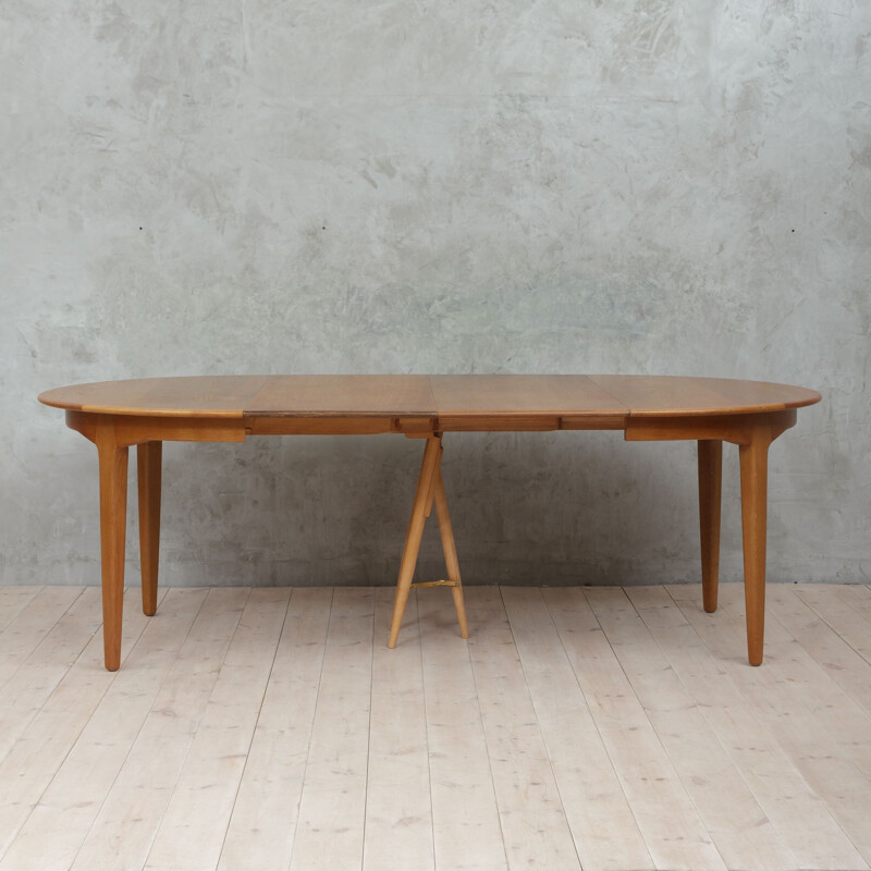 Oak extendable table by Henning Kjaernulf