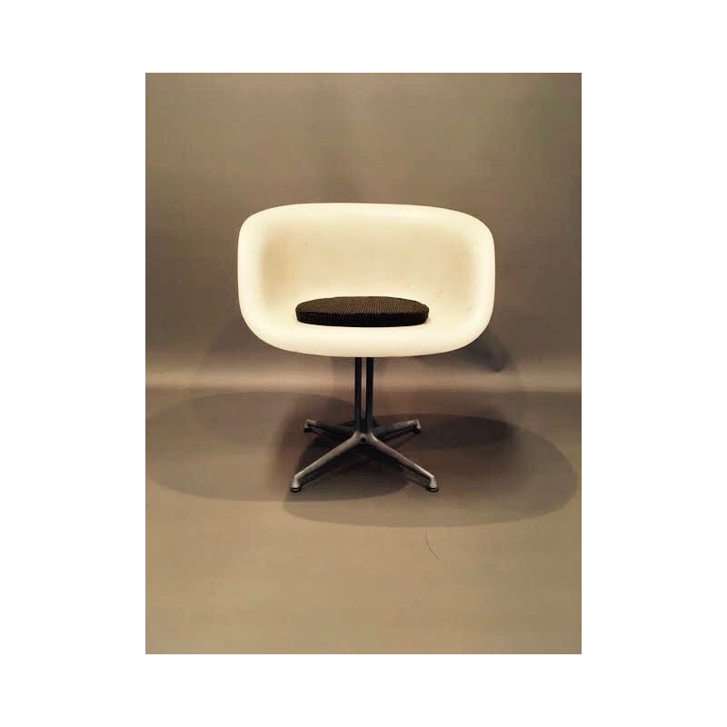 Vintage white chair by Eames for Herman Miller