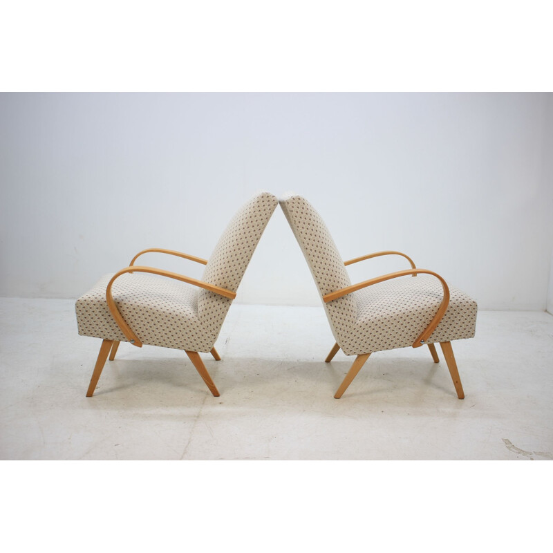 Paire de fauteuils en chêne par Jindřich Halabala