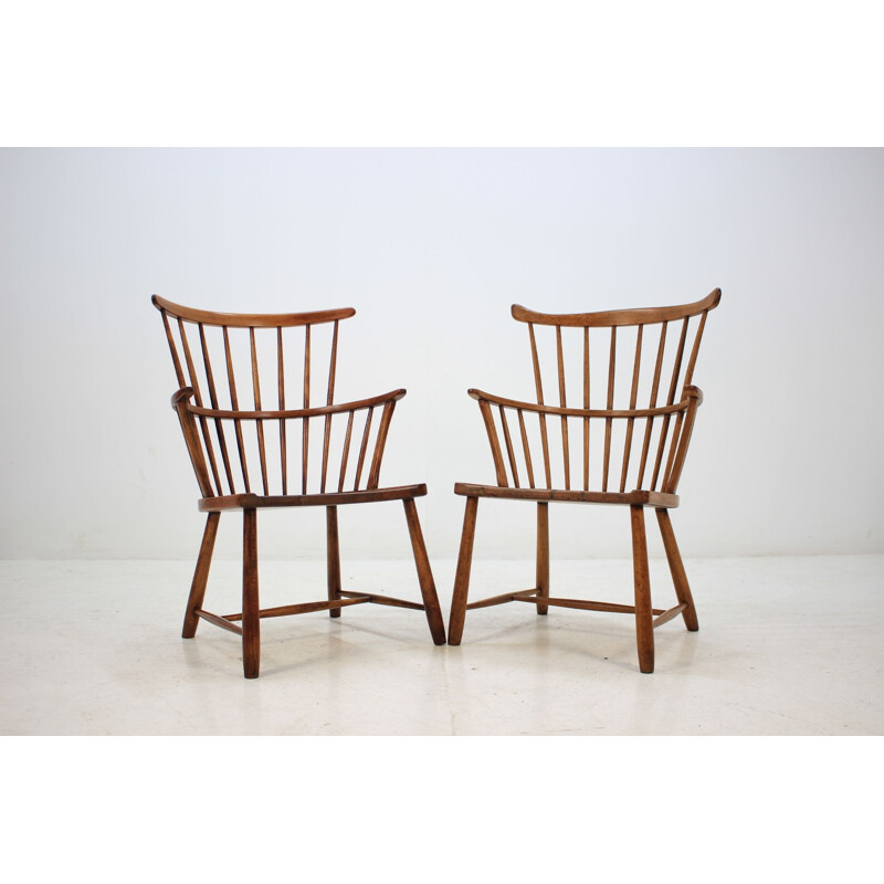 Pair of vintage Windsor armchairs for Fritz Hansen in beechwood 1950