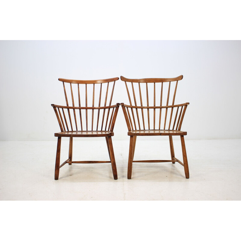 Pair of vintage Windsor armchairs for Fritz Hansen in beechwood 1950