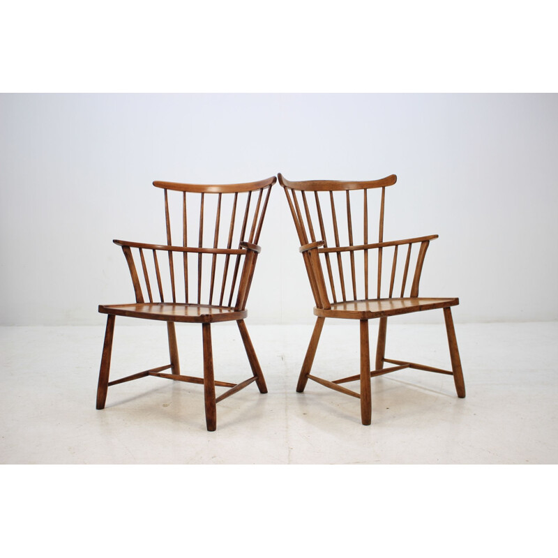 Pair of vintage Windsor armchairs for Fritz Hansen in beechwood 1950