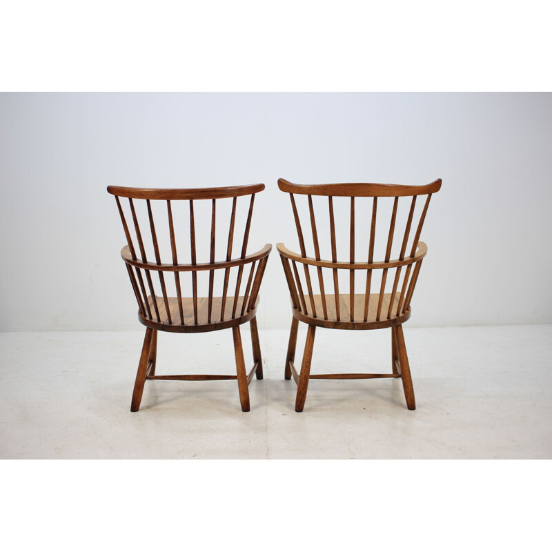 Pair of vintage Windsor armchairs for Fritz Hansen in beechwood 1950