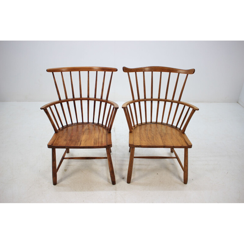 Pair of vintage Windsor armchairs for Fritz Hansen in beechwood 1950