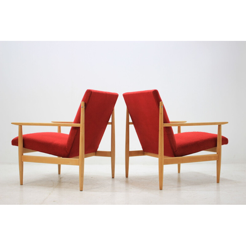 Pair of vintage armchairs in red fabric and oak, Czech 1960