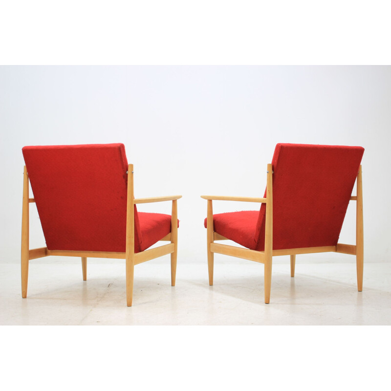 Pair of vintage armchairs in red fabric and oak, Czech 1960