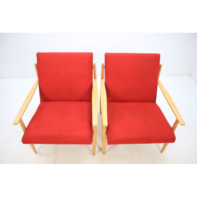 Ein Paar Vintage-Sessel aus rotem Stoff und Eiche, Tschechien 1960