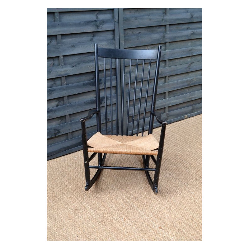 Rocking Chair vintage J16 noir par Hans Wegner en hêtre et corde