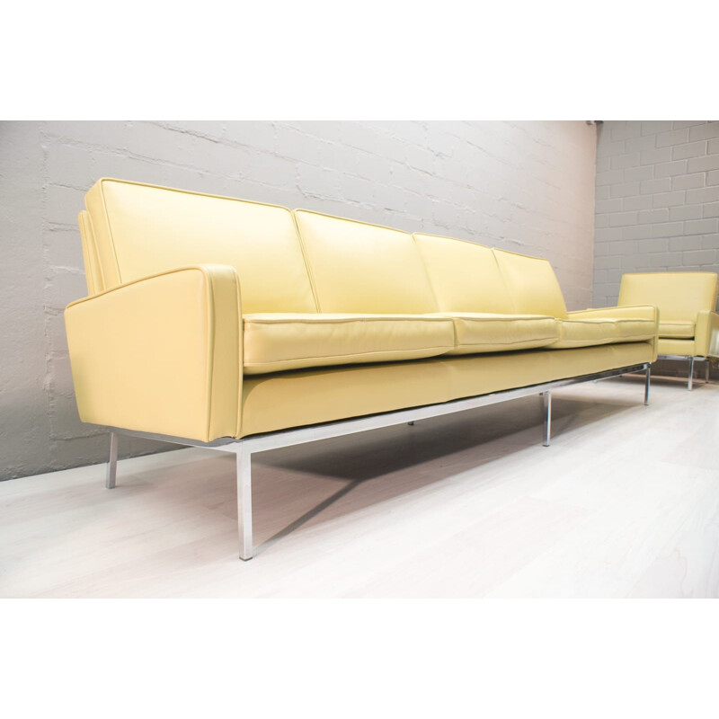 Canapé 4 places en cuir beige par Florence Knoll