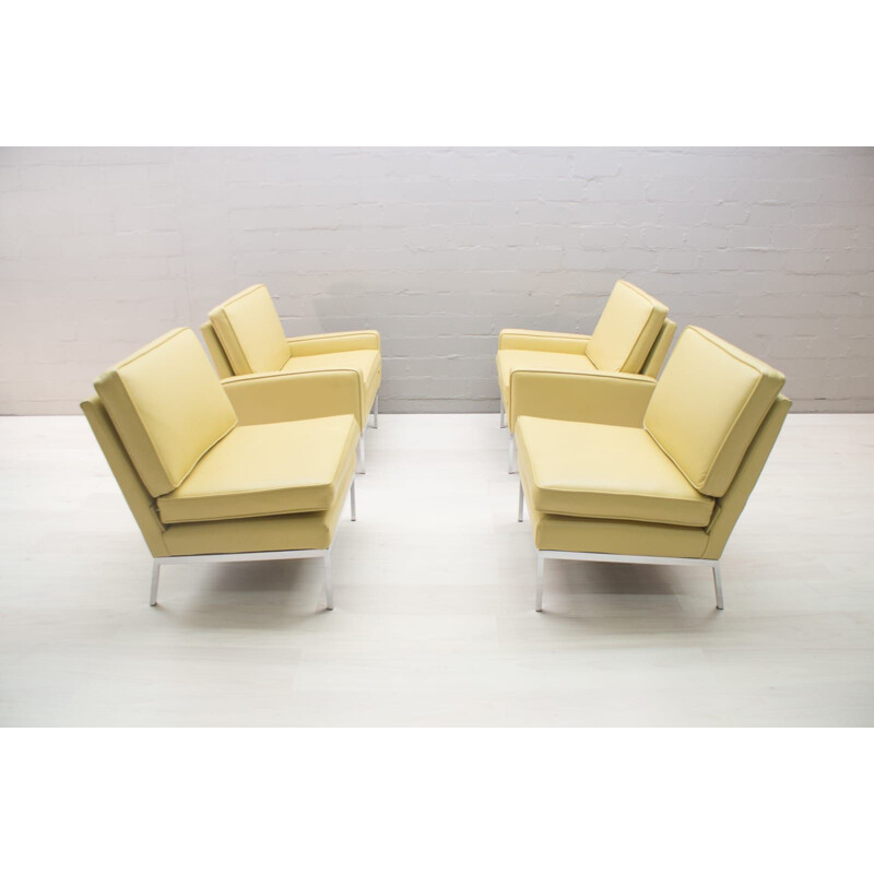 Suite de 4 fauteuils en cuir beige par Florence Knoll