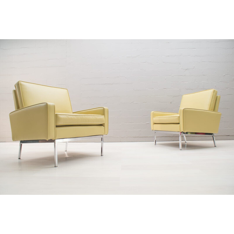 Suite de 4 fauteuils en cuir beige par Florence Knoll