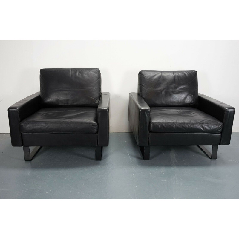 Pair of Conseta armchairs in black leather