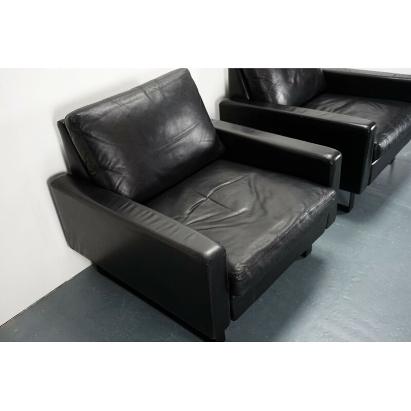 Pair of Conseta armchairs in black leather