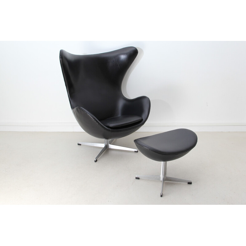 Egg armchair and its ottoman in black leather and aluminum, Arne JACOBSEN - 1950s