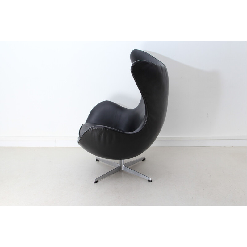 Fauteuil Egg et son ottoman en cuir noir et aluminium, Arne JACOBSEN - 1950