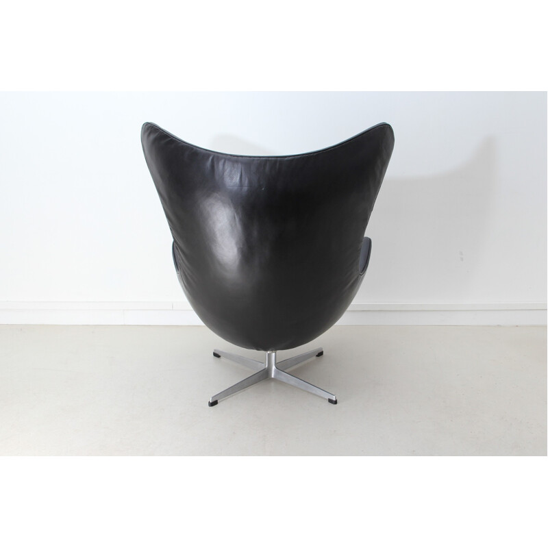 Egg armchair and its ottoman in black leather and aluminum, Arne JACOBSEN - 1950s