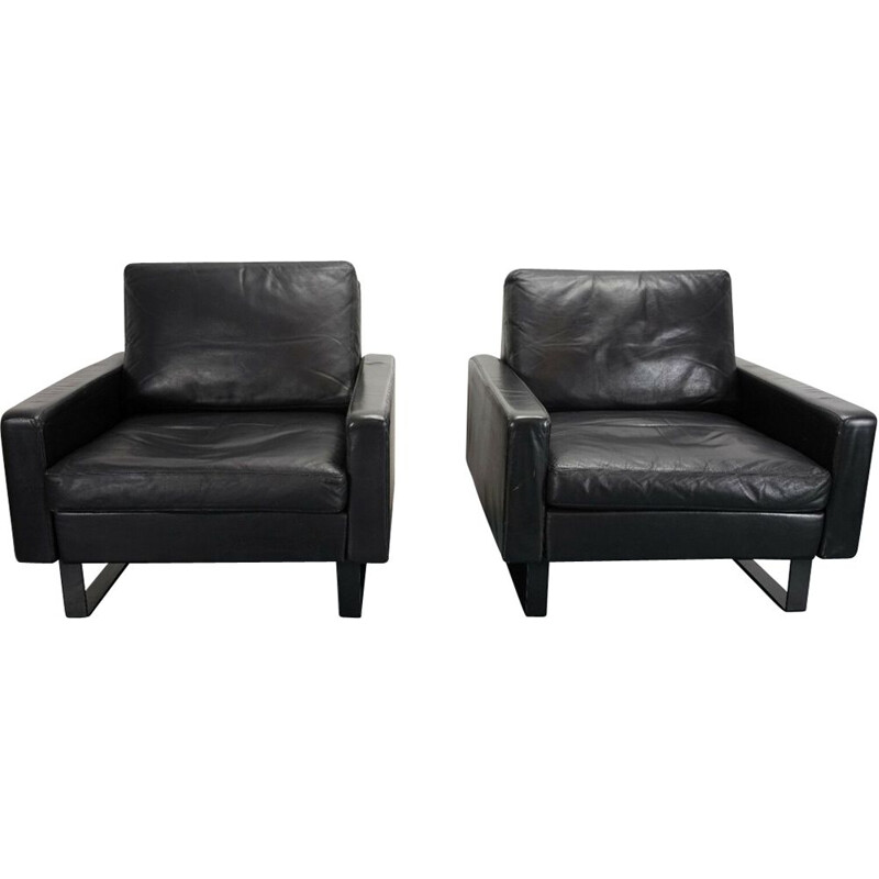 Pair of Conseta armchairs in black leather