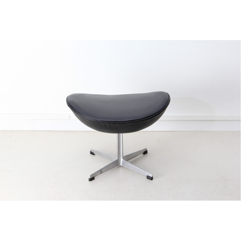 Fauteuil Egg et son ottoman en cuir noir et aluminium, Arne JACOBSEN - 1950