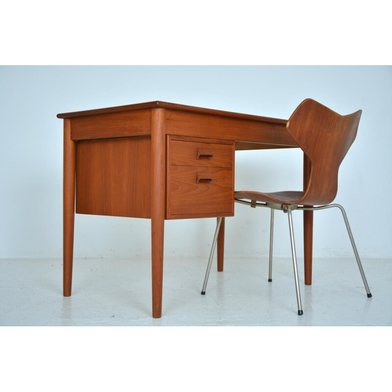 Vintage model 131 desk for Søborg Møbler in teak 1960