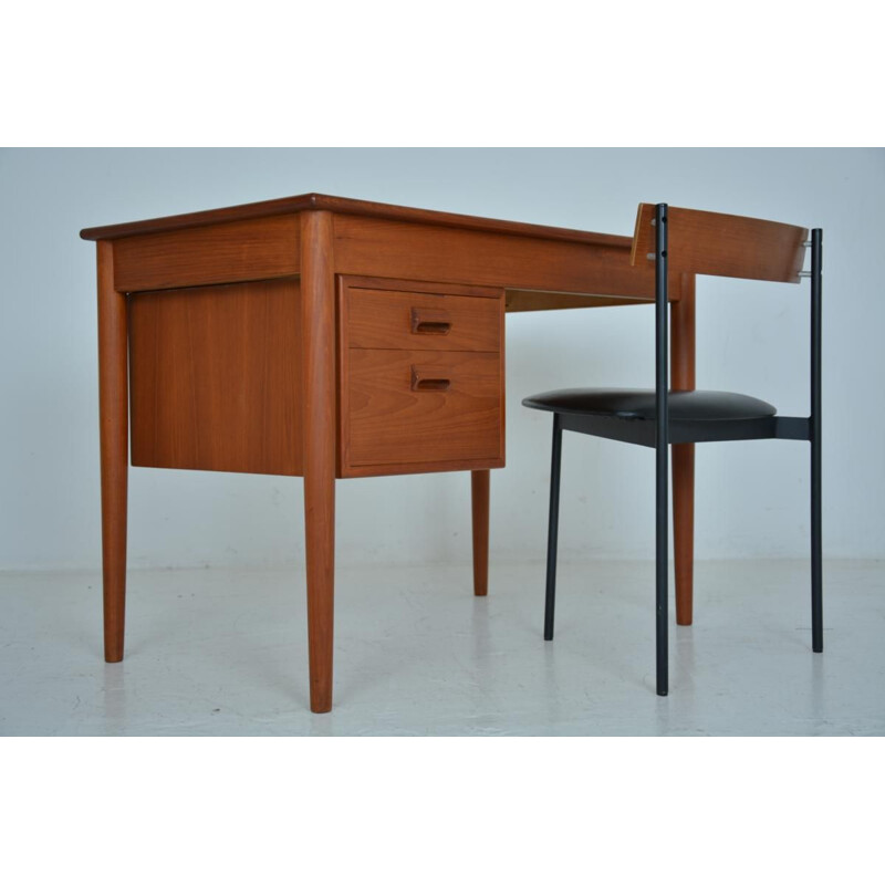 Vintage model 131 desk for Søborg Møbler in teak 1960