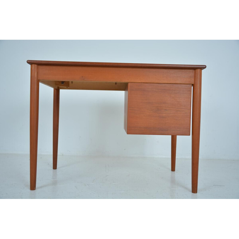 Vintage model 131 desk for Søborg Møbler in teak 1960