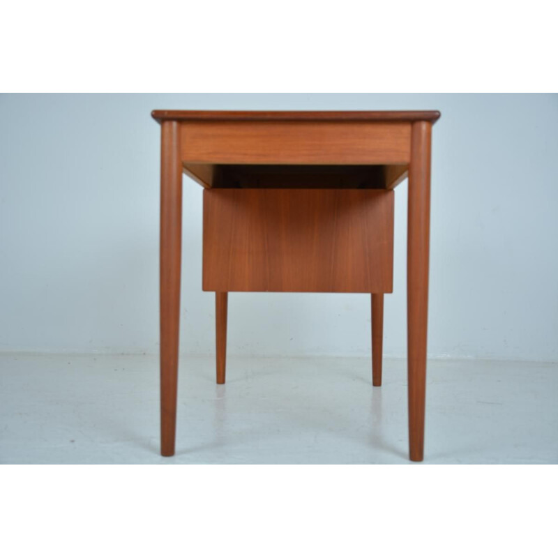 Vintage model 131 desk for Søborg Møbler in teak 1960